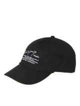 Gorro negro de algodón con visera curva y bordado frontal con texto en blanco.