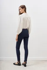 Pantalón jean slim de tiro alto color azul oscuro.