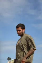 Remera verde militar de manga corta con cuello redondo y estampado de flores en el pecho.