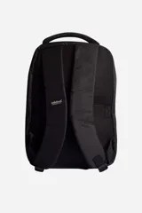 Mochila azul marino con cierre diagonal y logo de goma de la marca Mistral.