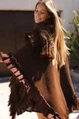 Ruana marrón tejida en lana merino con detalles de lino y flecos.