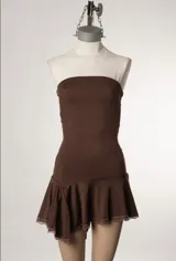 Vestido corto marrón con escote strapless y falda con volados. Incluye cinturón negro con tachas.