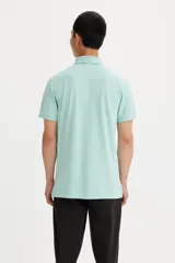 Chomba color celeste con cuello clásico, tapeta de tres botones y logo de Levi's en el pecho.