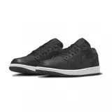Championes Air Jordan 1 Low SE color negro con detalles en gris y suela blanca. Presentan el logo de Nike en el lateral y el logo de Air Jordan en el talón.