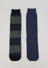Pack de dos pares de medias de caña alta. Un par liso color azul marino y otro par a rayas horizontales en tonos azul marino y gris.
