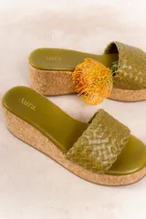 Sandalia con plataforma de corcho y capellada tejida de cuero vacuno color beige.