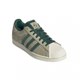 Championes Adidas Superstar color beige con detalles en verde oscuro y suela color crema.