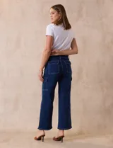 Jean cargo de denim azul oscuro, marca Angels of Difference. Tiro medio, pierna recta, pretina con pasadores, botón y cierre. Cinturón con hebilla metálica. Delantera, laterales y trasera con bolsillos.