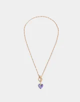 Collar corto dorado con cadena de eslabones retorcidos y dije de corazón de cristal color lila.