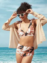 Conjunto de bikini estampado con corpiño triangular con lazos en los hombros y bombacha de tiro alto.