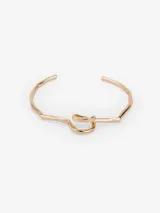 Pulsera rígida ajustable de diseño sencillo en color dorado, ideal para complementar cualquier look.