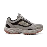 Championes Skechers Vigor AT Three Corners para hombre, color gris con detalles en negro y marrón. Capellada de gamuza y material sintético con cordones elásticos. Plantilla acolchada Skechers Air-Cooled Memory Foam y suela de tracción flexible.