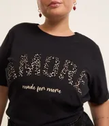 Remera negra de algodón con cuello redondo y mangas cortas. Estampa frontal con la palabra "amore" en animal print flocado.