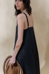 Vestido largo color crudo con rayas verticales finas, breteles finos regulables, escote recto con bordado artesanal y tajos laterales.