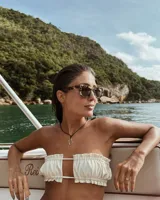 Collar con dije irregular dorado y cordón marrón ajustable.