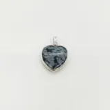 Dije con forma de corazón, realizado en plata 925 y obsidiana copo de nieve.