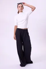 Pantalón palazzo color terracota, de tiro alto con pinzas y lazo en la cintura.