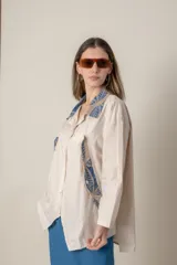 Camisa italiana de algodón color beige con apliques de jean y bordado en crochet, de calce holgado.