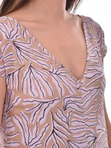 Mono largo de mujer con estampado de hojas en tonos beige, blanco y negro, con escote en V y mangas cortas.