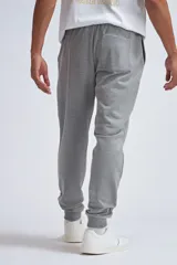 Pantalón deportivo de tejido de punto color gris claro melange, con puños ajustados en los tobillos y corte holgado.
