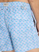 Short de baño celeste con estampado de caballitos de mar rosados. Tiene cintura elástica con cordón ajustable, bolsillos laterales y traseros.