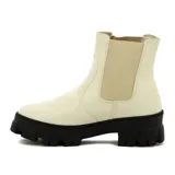 Botas de piel sintética color blanco con elástico lateral y suela gruesa.