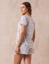 Conjunto de pijama de short y remera estampados, marca René Rofé. Remera de escote redondo con aplique de puntilla y detalle plisado. Short con cintura elastizada.