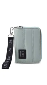 Billetera corta con cierre alrededor y tapa, confeccionada en tela capitoneada. Incluye varias reparticiones con tarjeteros y bolsillos internos, y una correa de mano desmontable. Disponible en negro, rojo y dorado.