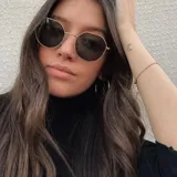 Lentes de sol de diseño geométrico con montura de acero inoxidable en color dorado y cristales negros polarizados. Cuentan con protección UV400 categoría 3 y recubrimiento antirrayas.