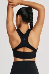 Top deportivo color beige, de cintura ancha y breteles cruzados en la espalda. Confeccionado en tela doble suave y de alta elasticidad.