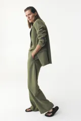 Blazer verde oliva de Zara Woman Collection, con cuello solapa, manga larga, bolsillos de vivo con solapa y cierre frontal con botones.