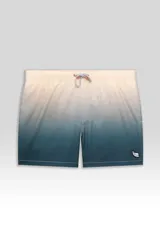 Short de baño con degradé de color beige a azul, con cintura elástica y cordón ajustable. Tiene protección UV50, logo de la marca, dos bolsillos laterales y uno trasero con cierre.