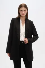 Blazer negro de viscosa con cuello smoking y bolsillos frontales.