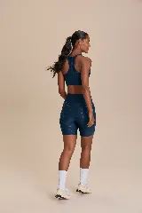 Calza corta de lycra azul con estampado de letras.