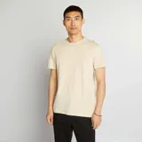 Remera color beige de corte recto y mangas cortas.