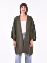Saco negro con pequeños detalles blancos, de corte holgado y mangas 3/4.