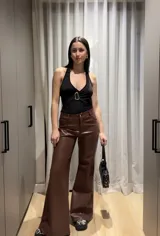 Body marrón de lycra con escote halter y detalle de hebilla plateada en el centro.