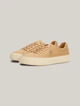 Zapatillas Tommy Hilfiger color beige de lino orgánico con monograma TH dorado en el lateral.