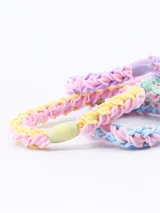 Set de cuatro coleros de pelo con trenzado multicolor y cuentas de plástico.