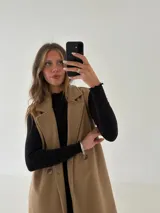 Remera gris de morley de algodón, de manga larga, con terminaciones fruncidas en cuello y mangas.