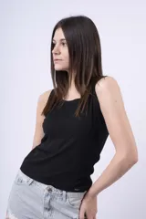 Musculosa negra de tejido acanalado, con escote redondo y corte ajustado al cuerpo.