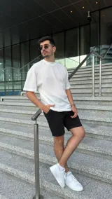 Remera blanca de tejido con punto semi abierto y cuello de ribb, calce oversize.