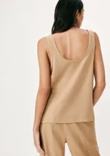 Blusa lila con escote en U y breteles anchos.