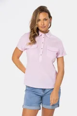 Camisa de lino color salmón, de corte clásico, con cuello camisero, medio abotonada, de manga corta y con dos bolsillos frontales con solapa.