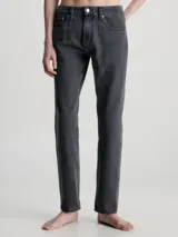 Pantalón de jean gris oscuro de corte recto, con tiro medio, cinco bolsillos y cierre con cremallera.
