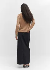 Jersey negro de punto fino con cuello alto, manga larga y terminaciones de canalé.