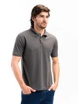 Remera polo gris de poliéster, de corte clásico, con cuello de polo de dos botones y mangas cortas.