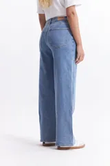 Pantalón de jean azul oscuro, de tiro alto y corte wide leg.