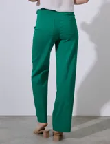 Pantalón de gabardina elastizada color rojo, con pretina que incluye hebilla y botón en los laterales, efecto de pierna recta.