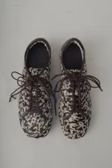 Championes de cuero con estampado animal print en tonos marrones y beige.